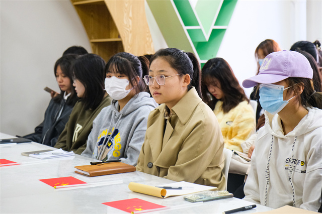 振奋！我校师生收听收看并热议党的二十大开幕会盛况