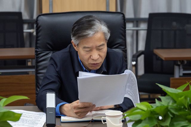 我校召开党委理论学习中心组主题教育专题学习(扩大)会议