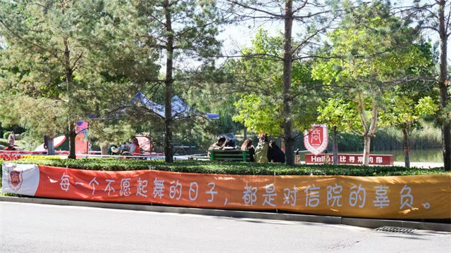直击迎新现场!8000余名2022级萌新从信院奔向新征程