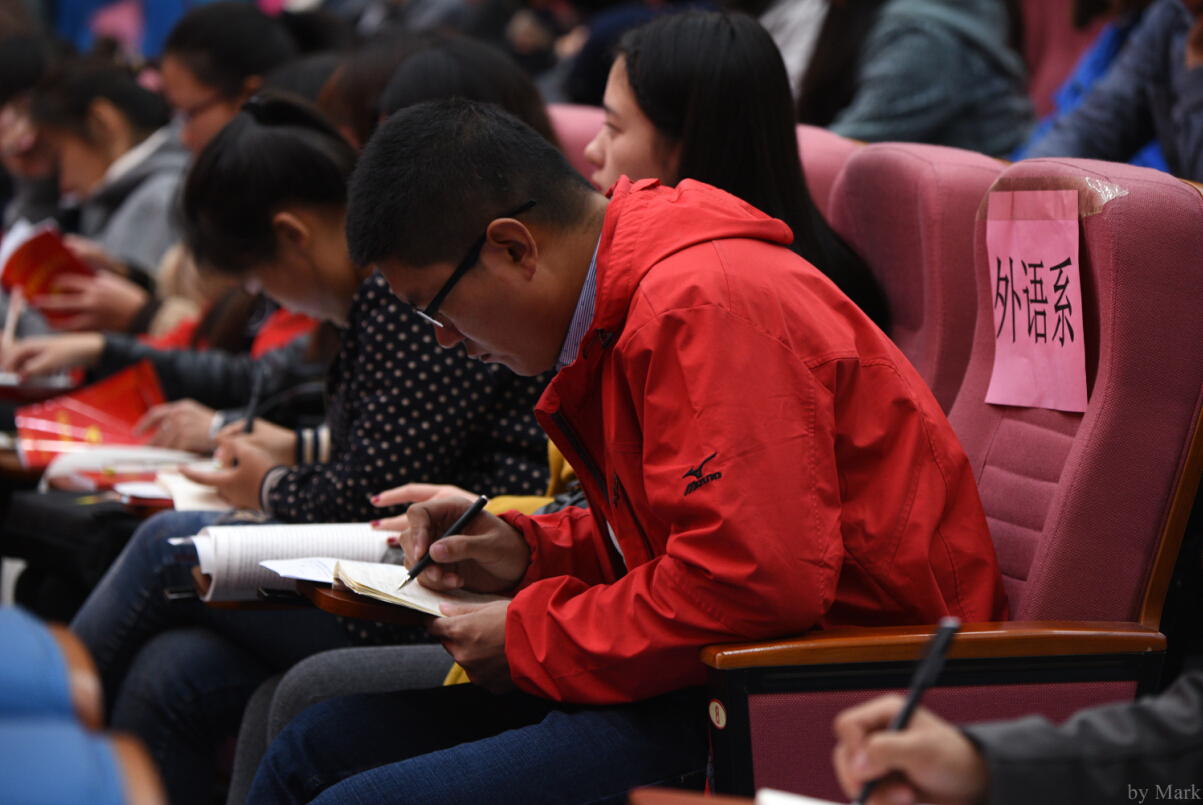陈利根书记为我院师生上党课