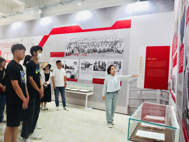 我校师生参观“党领导下的科学家”主题巡展