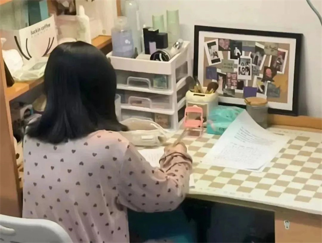 宿舍还能拍大片?居寝生活大揭秘