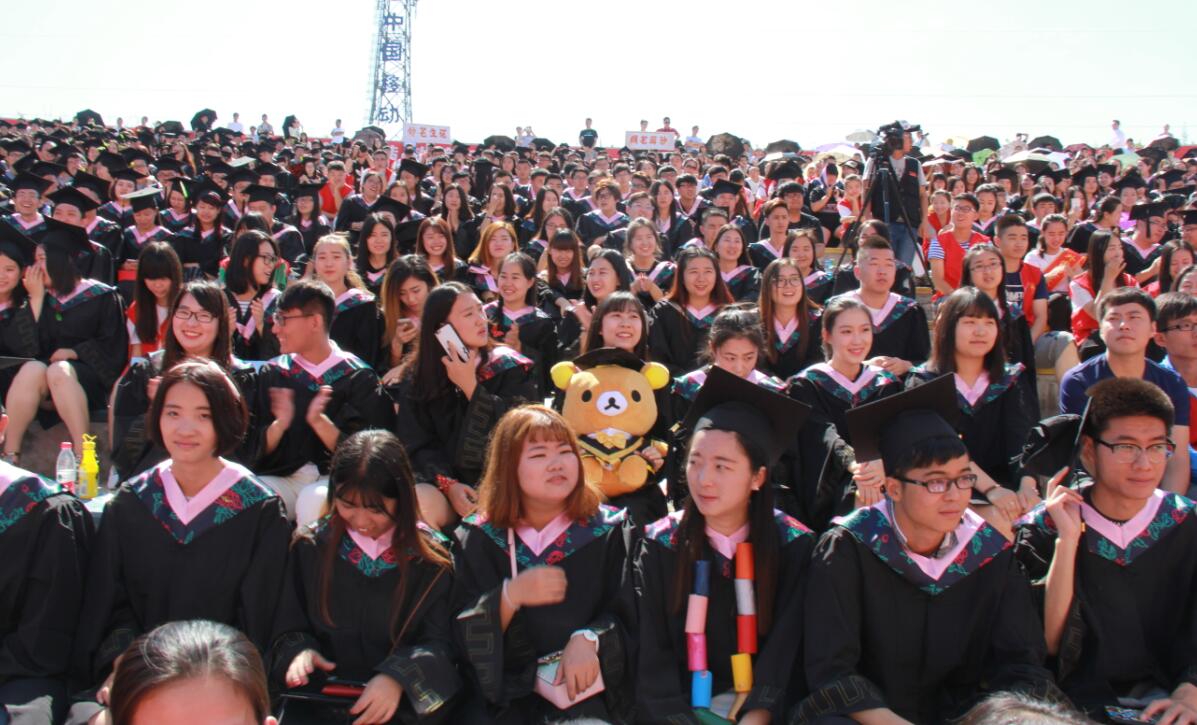 我院隆重举办2016届学生毕业典礼暨学位授予仪式