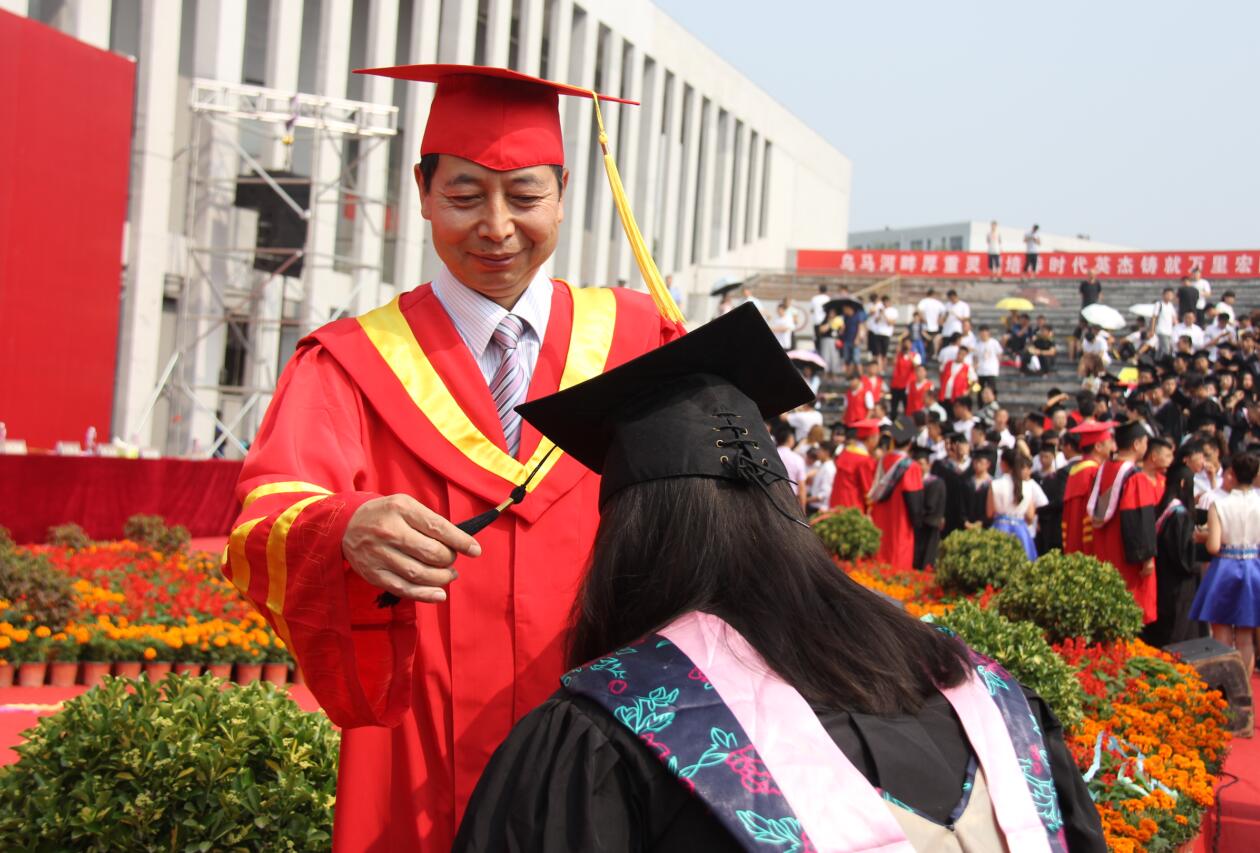 我校隆重举办2018届毕业典礼暨学位授予仪式