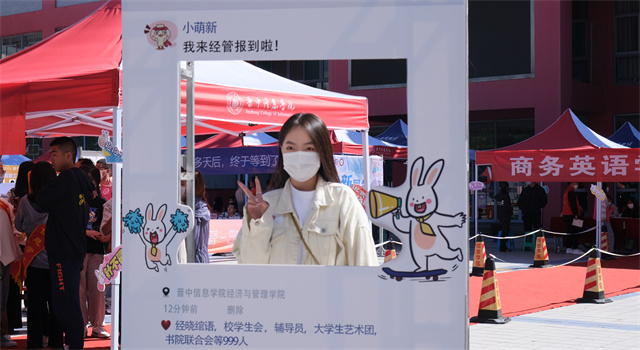 直击迎新现场!8000余名2022级萌新从信院奔向新征程