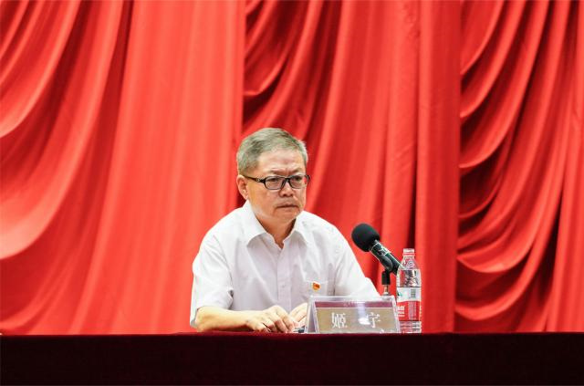 我校举办新党员宣誓、老党员重温入党誓词暨 “七一”表彰大会