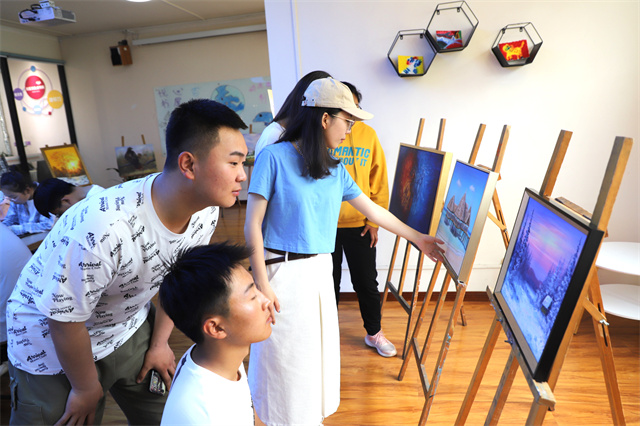 【校友访谈第2期】文艺青年王奕鑫回母校举办专题画展:将热爱坚守到底