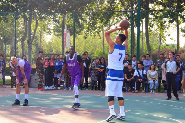 【献礼70周年】竞技体育中心举办“迎祖国七十周年华诞”篮球校企联谊赛