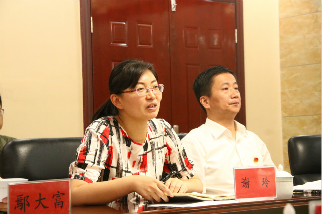 新疆生产建设兵团相关领导与我校“三下乡”团队亲切座谈