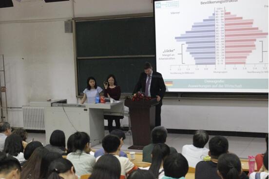 德国FOM大学校长海迈尔教授一行来我院考察交流