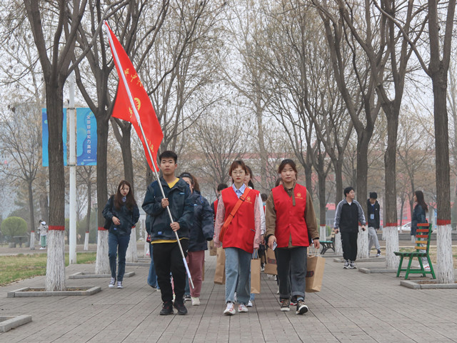 【山西晚报】从扶贫攻坚到乡村振兴 晋中信息学院7年慰问300户贫困户