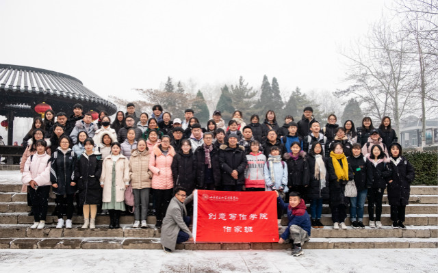 在风雪中探寻千年古堡神秘的韵味——我校创意写作学院作家班赴张壁古堡采风