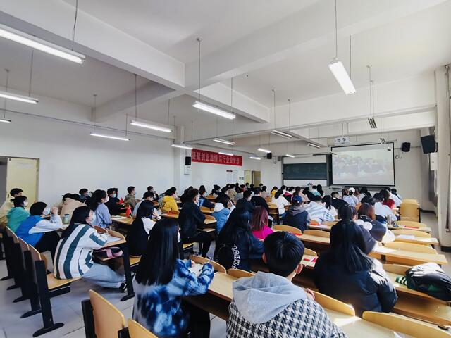振奋！我校师生收听收看并热议党的二十大开幕会盛况