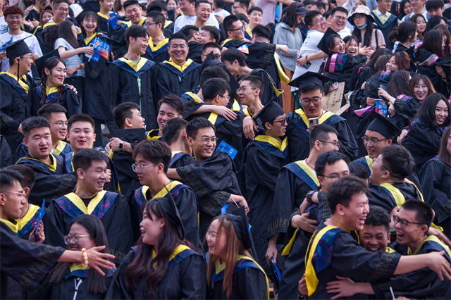 跃入人海 奔赴未来——我校隆重举办2023届学生毕业典礼暨学位授予仪式